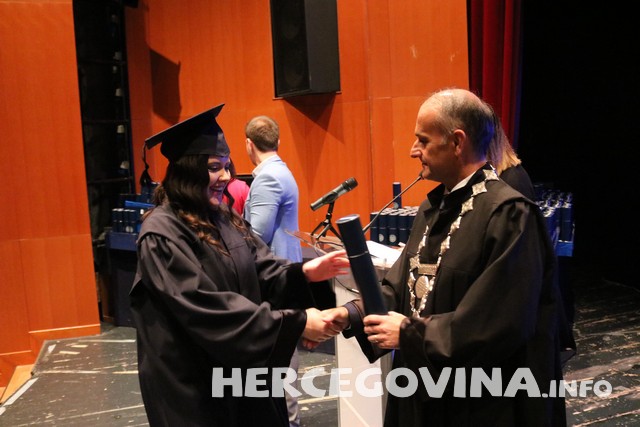 FPMOZ: Pogledajte tko je sve danas dobio diplomu na svečanoj promociji diplomanata