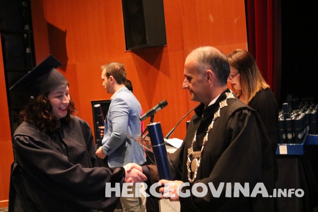 FPMOZ: Pogledajte tko je sve danas dobio diplomu na svečanoj promociji diplomanata