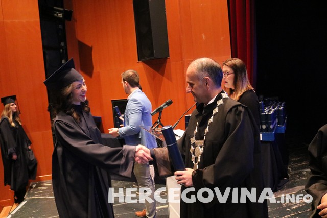 FPMOZ: Pogledajte tko je sve danas dobio diplomu na svečanoj promociji diplomanata