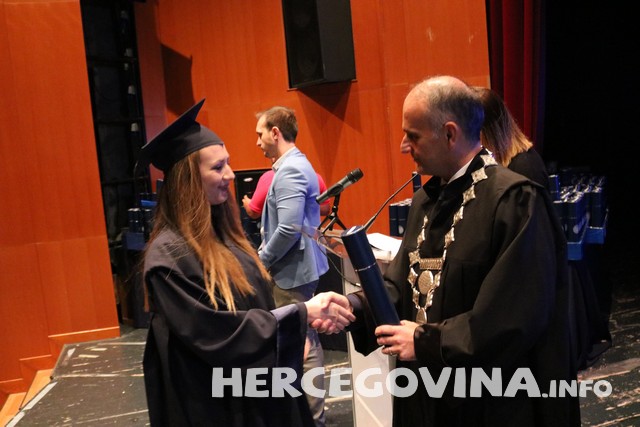 FPMOZ: Pogledajte tko je sve danas dobio diplomu na svečanoj promociji diplomanata