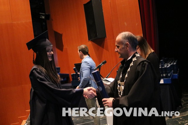 FPMOZ: Pogledajte tko je sve danas dobio diplomu na svečanoj promociji diplomanata