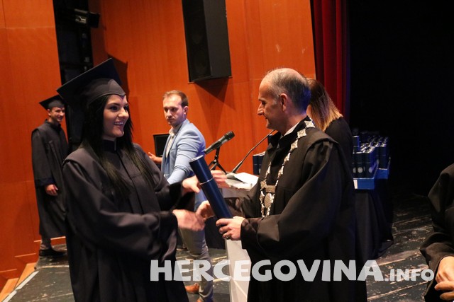 FPMOZ: Pogledajte tko je sve danas dobio diplomu na svečanoj promociji diplomanata