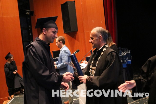 FPMOZ: Pogledajte tko je sve danas dobio diplomu na svečanoj promociji diplomanata