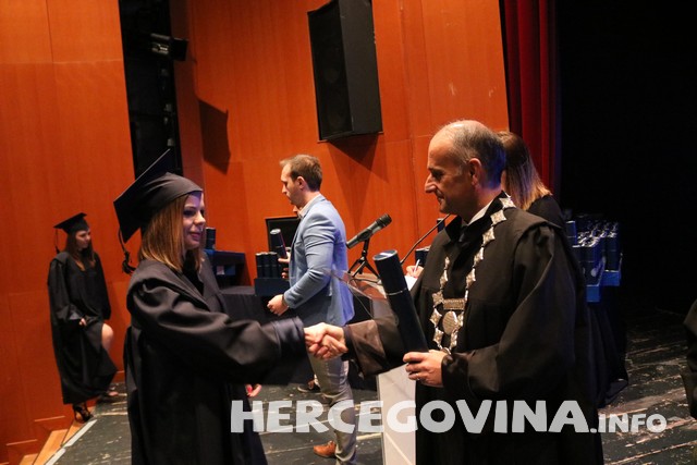 FPMOZ: Pogledajte tko je sve danas dobio diplomu na svečanoj promociji diplomanata