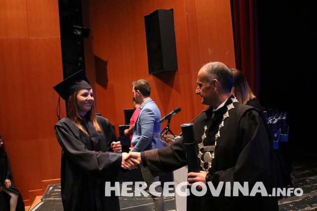 FPMOZ: Pogledajte tko je sve danas dobio diplomu na svečanoj promociji diplomanata