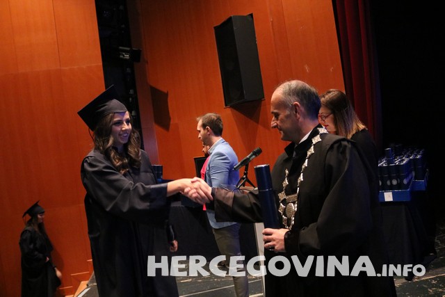 FPMOZ: Pogledajte tko je sve danas dobio diplomu na svečanoj promociji diplomanata