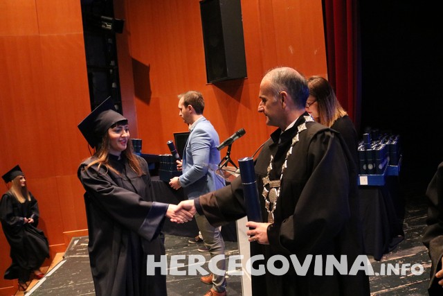 FPMOZ: Pogledajte tko je sve danas dobio diplomu na svečanoj promociji diplomanata