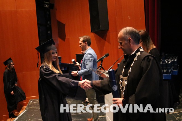 FPMOZ: Pogledajte tko je sve danas dobio diplomu na svečanoj promociji diplomanata