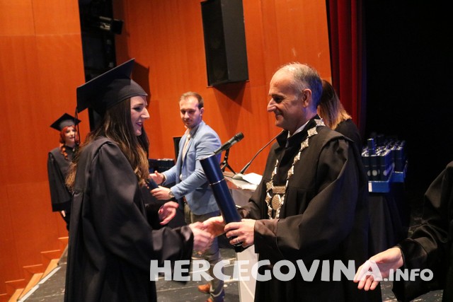 FPMOZ: Pogledajte tko je sve danas dobio diplomu na svečanoj promociji diplomanata