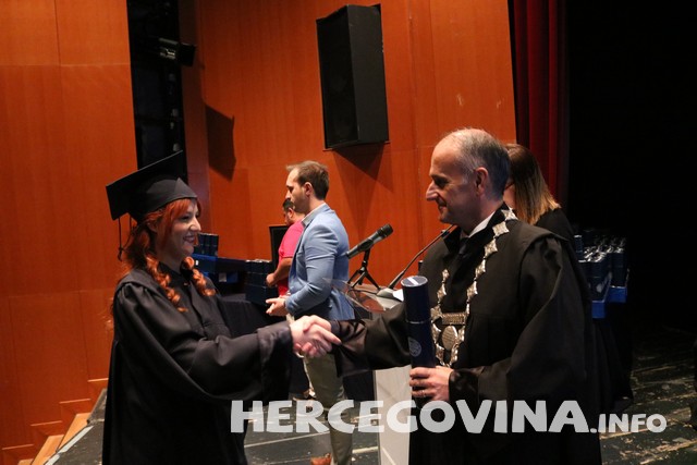 FPMOZ: Pogledajte tko je sve danas dobio diplomu na svečanoj promociji diplomanata