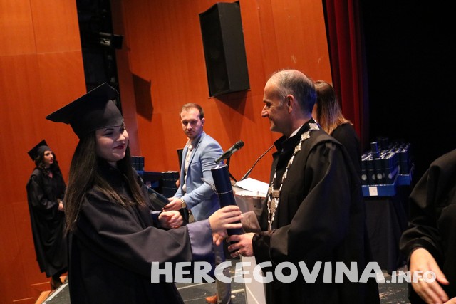 FPMOZ: Pogledajte tko je sve danas dobio diplomu na svečanoj promociji diplomanata