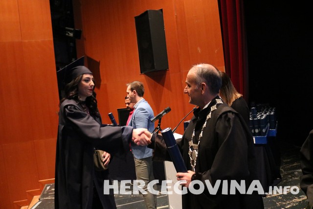 FPMOZ: Pogledajte tko je sve danas dobio diplomu na svečanoj promociji diplomanata