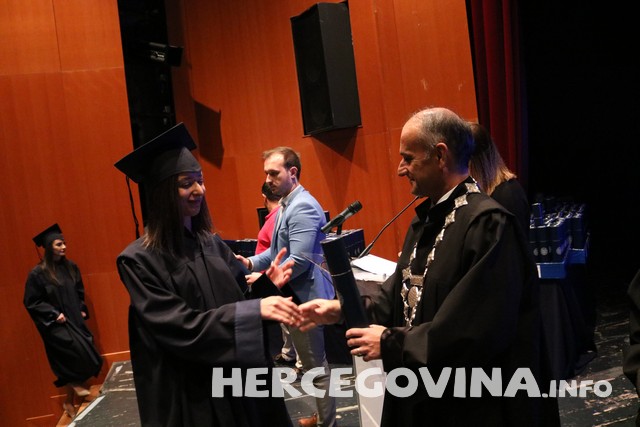 FPMOZ: Pogledajte tko je sve danas dobio diplomu na svečanoj promociji diplomanata