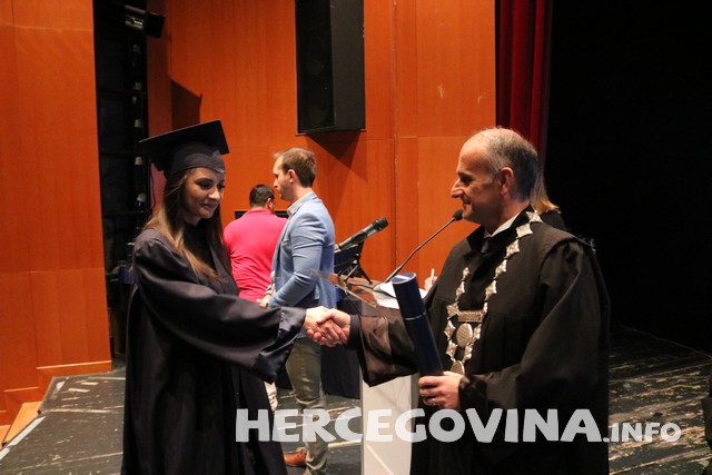 FPMOZ: Pogledajte tko je sve danas dobio diplomu na svečanoj promociji diplomanata