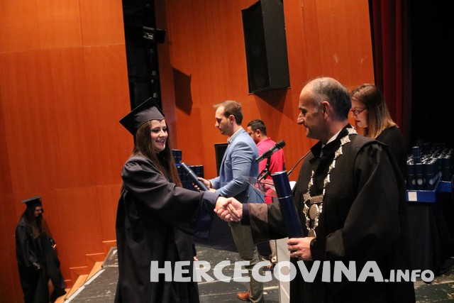 FPMOZ: Pogledajte tko je sve danas dobio diplomu na svečanoj promociji diplomanata