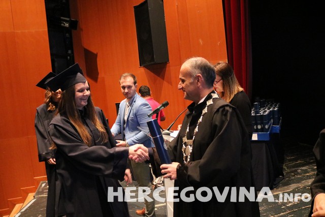 FPMOZ: Pogledajte tko je sve danas dobio diplomu na svečanoj promociji diplomanata