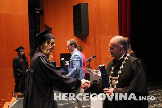 FPMOZ: Pogledajte tko je sve danas dobio diplomu na svečanoj promociji diplomanata