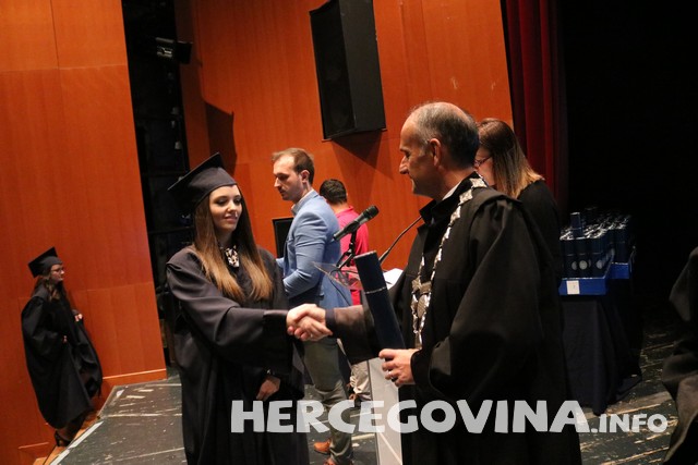 FPMOZ: Pogledajte tko je sve danas dobio diplomu na svečanoj promociji diplomanata