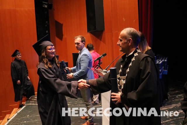 FPMOZ: Pogledajte tko je sve danas dobio diplomu na svečanoj promociji diplomanata