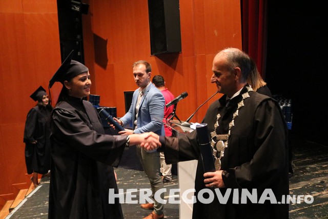 FPMOZ: Pogledajte tko je sve danas dobio diplomu na svečanoj promociji diplomanata