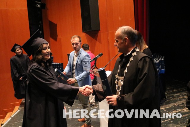 FPMOZ: Pogledajte tko je sve danas dobio diplomu na svečanoj promociji diplomanata