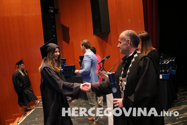 FPMOZ: Pogledajte tko je sve danas dobio diplomu na svečanoj promociji diplomanata