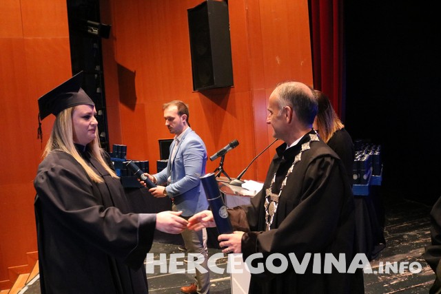 FPMOZ: Pogledajte tko je sve danas dobio diplomu na svečanoj promociji diplomanata