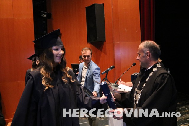 FPMOZ: Pogledajte tko je sve danas dobio diplomu na svečanoj promociji diplomanata