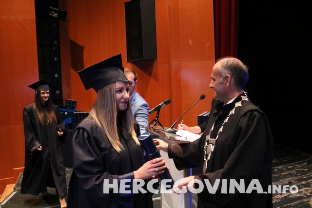 FPMOZ: Pogledajte tko je sve danas dobio diplomu na svečanoj promociji diplomanata