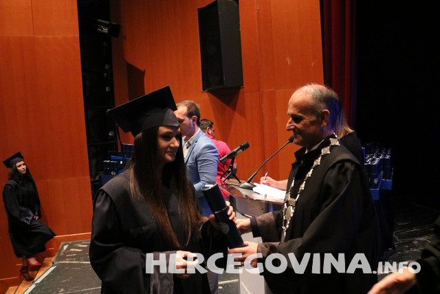 FPMOZ: Pogledajte tko je sve danas dobio diplomu na svečanoj promociji diplomanata