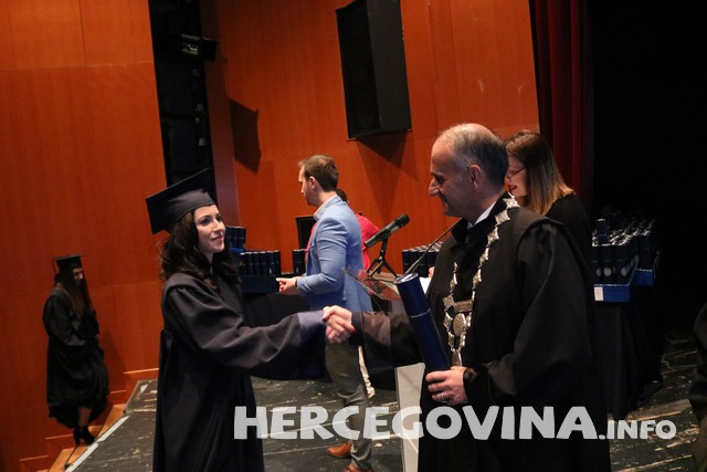 FPMOZ: Pogledajte tko je sve danas dobio diplomu na svečanoj promociji diplomanata