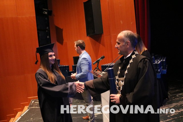 FPMOZ: Pogledajte tko je sve danas dobio diplomu na svečanoj promociji diplomanata