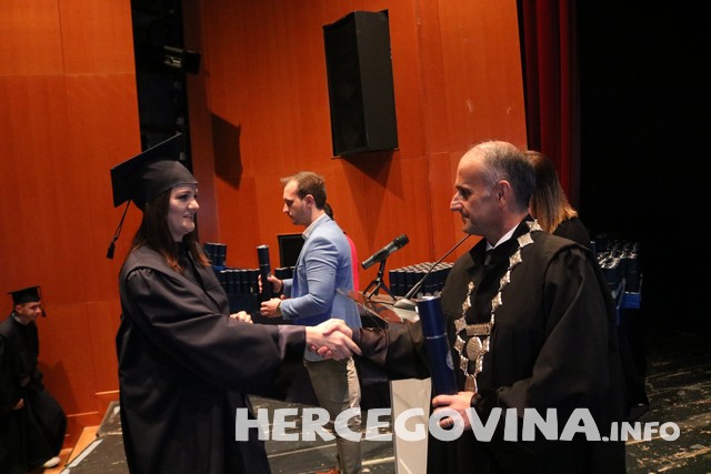 FPMOZ: Pogledajte tko je sve danas dobio diplomu na svečanoj promociji diplomanata