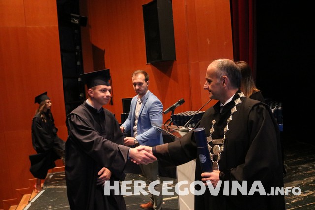 FPMOZ: Pogledajte tko je sve danas dobio diplomu na svečanoj promociji diplomanata