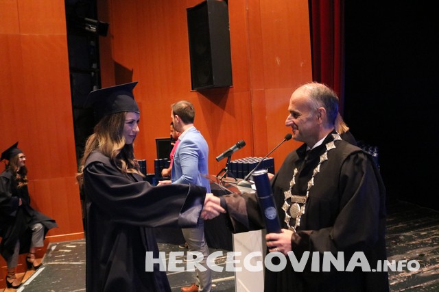 FPMOZ: Pogledajte tko je sve danas dobio diplomu na svečanoj promociji diplomanata