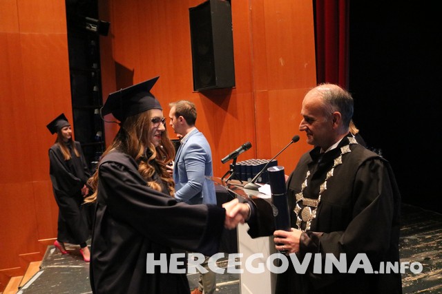 FPMOZ: Pogledajte tko je sve danas dobio diplomu na svečanoj promociji diplomanata