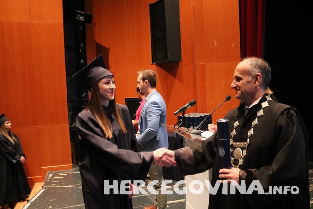 FPMOZ: Pogledajte tko je sve danas dobio diplomu na svečanoj promociji diplomanata