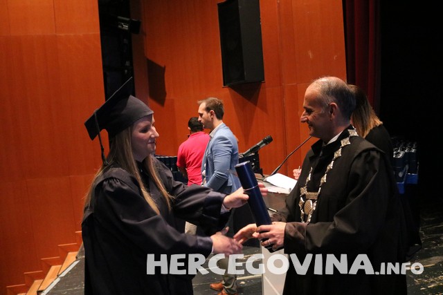 FPMOZ: Pogledajte tko je sve danas dobio diplomu na svečanoj promociji diplomanata