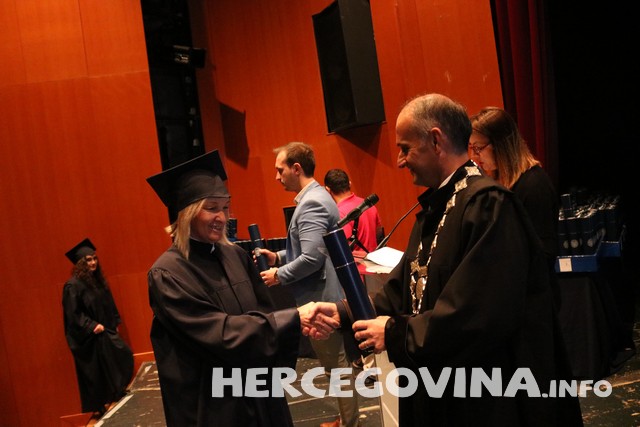 FPMOZ: Pogledajte tko je sve danas dobio diplomu na svečanoj promociji diplomanata