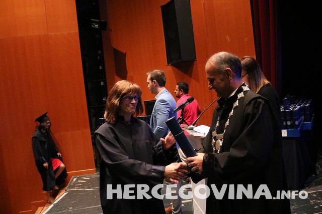 FPMOZ: Pogledajte tko je sve danas dobio diplomu na svečanoj promociji diplomanata