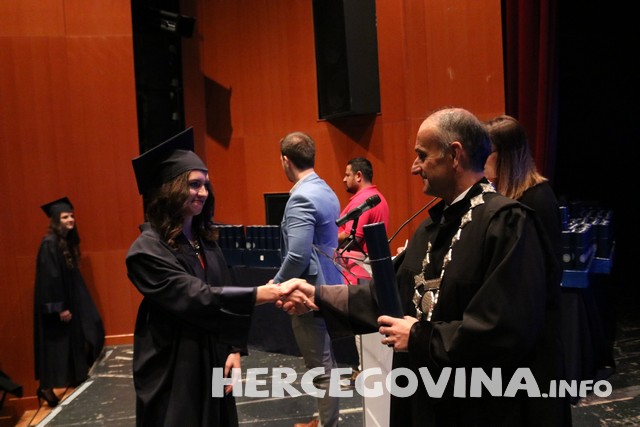 FPMOZ: Pogledajte tko je sve danas dobio diplomu na svečanoj promociji diplomanata