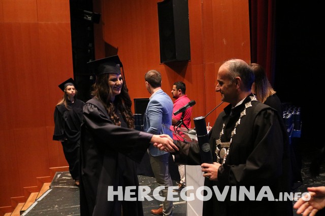 FPMOZ: Pogledajte tko je sve danas dobio diplomu na svečanoj promociji diplomanata