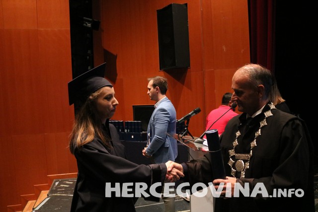 FPMOZ: Pogledajte tko je sve danas dobio diplomu na svečanoj promociji diplomanata