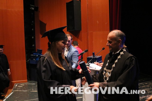 FPMOZ: Pogledajte tko je sve danas dobio diplomu na svečanoj promociji diplomanata