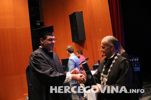 FPMOZ: Pogledajte tko je sve danas dobio diplomu na svečanoj promociji diplomanata