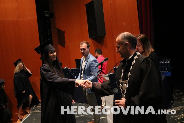 FPMOZ: Pogledajte tko je sve danas dobio diplomu na svečanoj promociji diplomanata