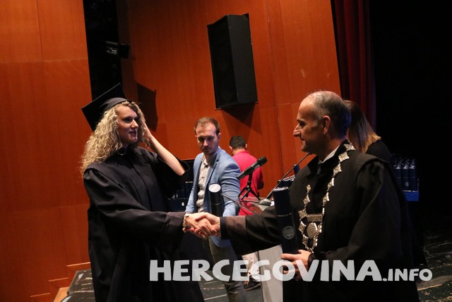 FPMOZ: Pogledajte tko je sve danas dobio diplomu na svečanoj promociji diplomanata