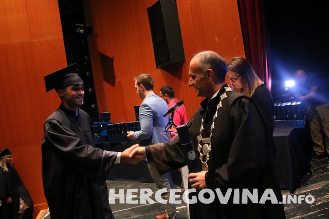 FPMOZ: Pogledajte tko je sve danas dobio diplomu na svečanoj promociji diplomanata