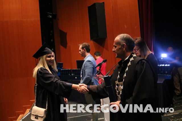 FPMOZ: Pogledajte tko je sve danas dobio diplomu na svečanoj promociji diplomanata