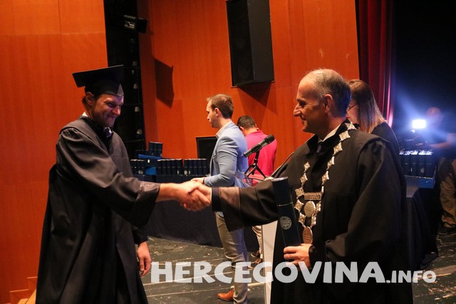 FPMOZ: Pogledajte tko je sve danas dobio diplomu na svečanoj promociji diplomanata